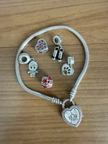 Pulseira PANDORA, promessas de amor com berloques