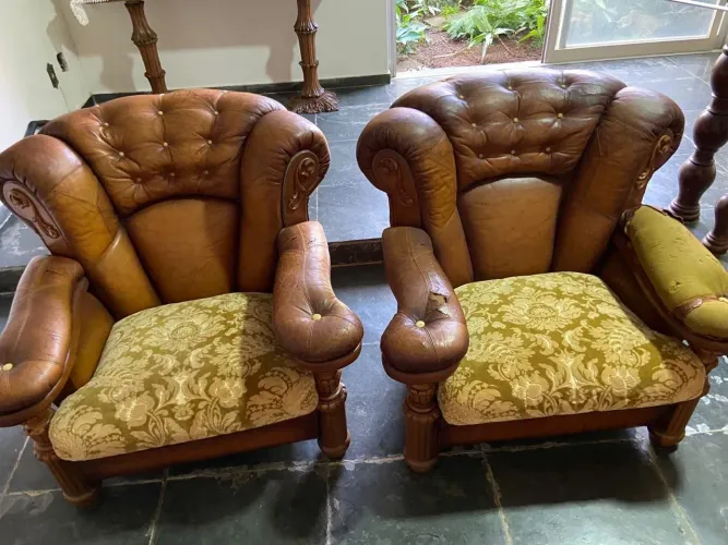 Poltronas em Couro e madeira 