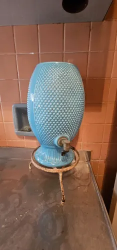 Filtro/bebedouro antigo azul com suporte