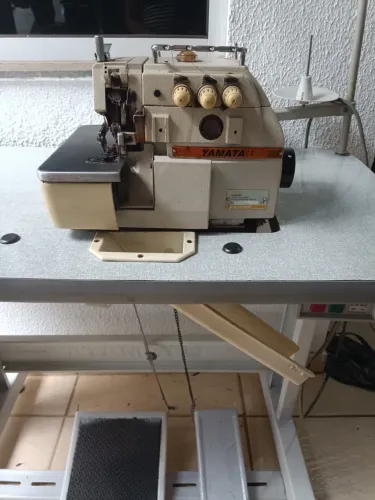 Máquina Overloque 