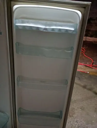 Estou vendendo uma geladeira Eletrolux não é fross Free , está funcionando normalmente,