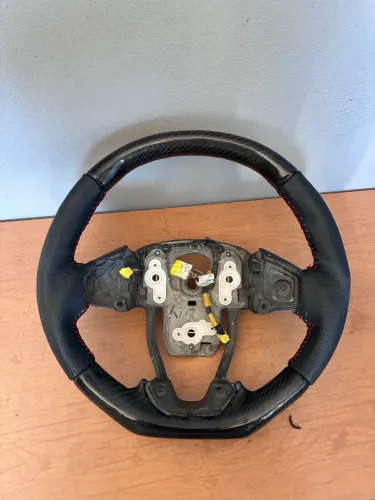 Volante esportivo em fibra de carbono
