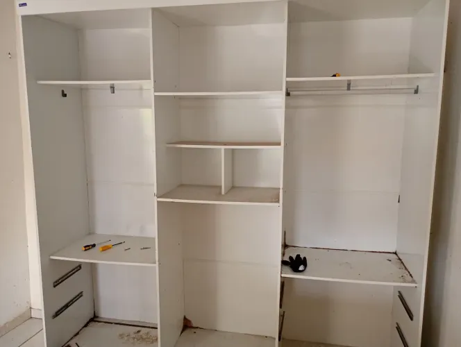 Vendo um guarda roupa porta de correr