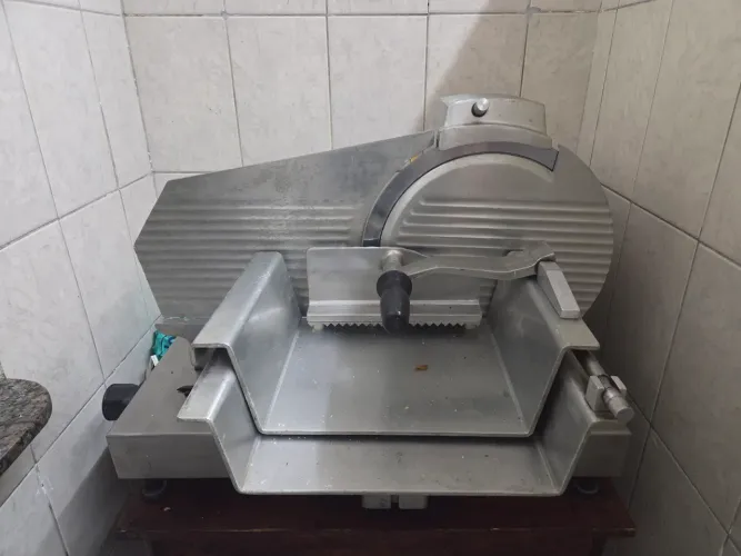 Máquina Profissional de Fatiar Carnes