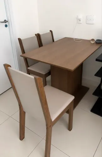 Mesa de jantar com 4 cadeiras