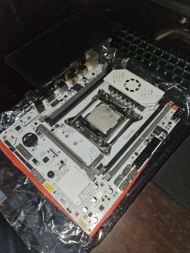 Placa-mãe X99 Qiyida D4 + Xeon 2680v4