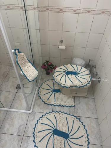 Jogo de banheiro em crochê 4 peças - azul e branco