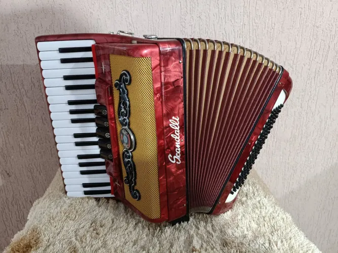 Acordeon Scandalli 80 baixos