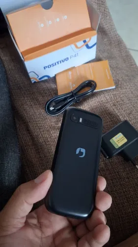 Vende-se um aparelho celular simples 