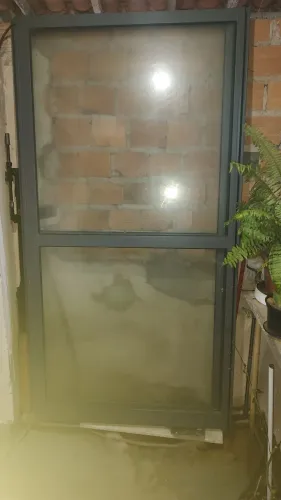 Porta de correr de vidro e alumínio