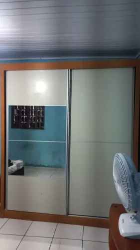 Guarda roupa com porta de correr e espelho