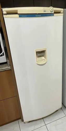 Refrigerador Consul (Geladeira 1 Porta) com dispenser de água na porta.