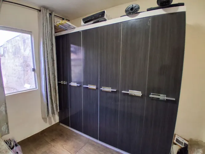 Guarda roupa de 6 portas e várias repartições