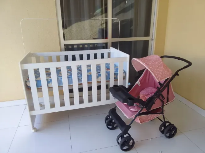 Berço e carrinho de bebê