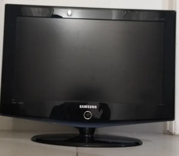 TV Monitor LCD 26" Samsung Bordeaux + Controle Remoto Original - Para Conserto ou Peças
