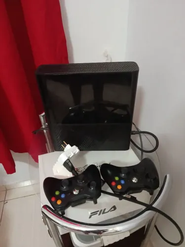 Xbox 360 modelo super slim com dois controles e já com bateria