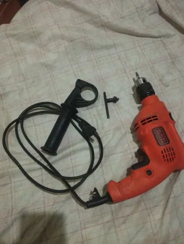 Furadeira parafusadeira Black+ Decker com punho chave mandril em excelente estado