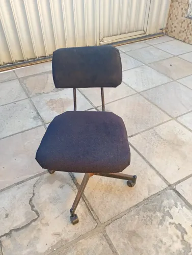 Cadeira de escritório com 4 rodinhas