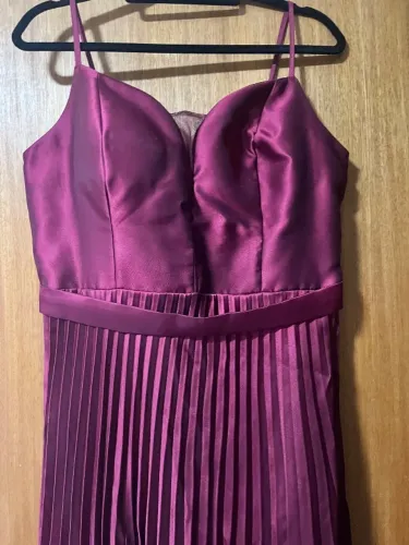 Vestido longo de festa marsala
