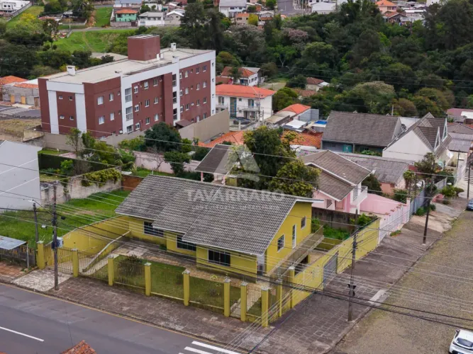 Casa de Esquina em Localização Privilegiada próximo ao centro, com espaço, conforto e exce