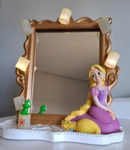 Espelho com miniatura Rapunzel e Pascal acende a luz