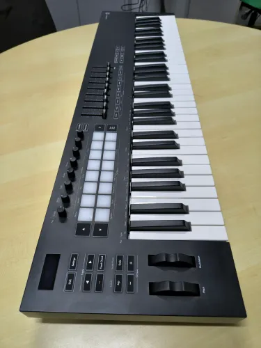 Teclado Controlador Novation Launchkey 61 MKIII