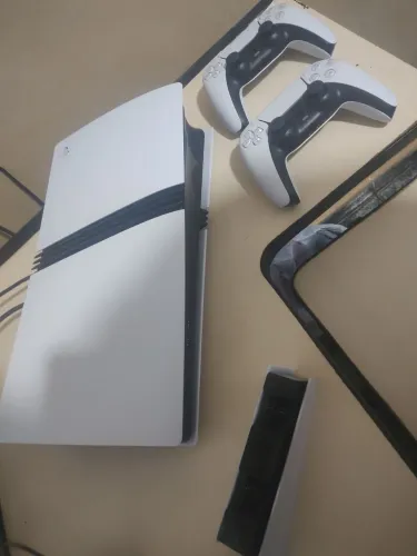 PS5 Pro com 2 controles, base carregadora e caixa