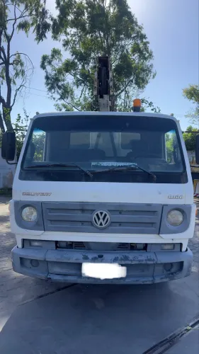 Caminhão Volkswagen 8.160 com cesto aéreo