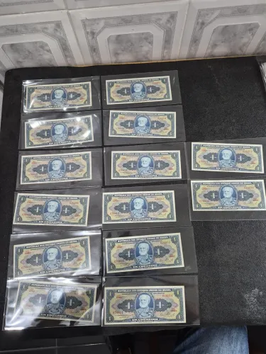 14 cédulas de 1 Cruzeiro na sequência.
