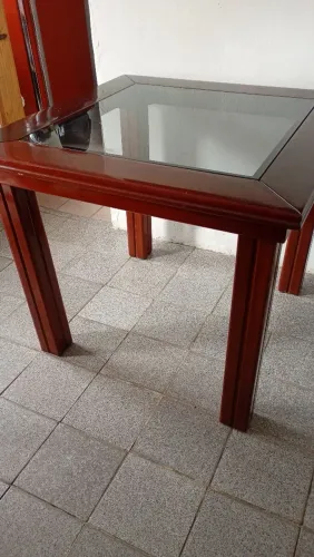 Vendo mesa de tampo de vidro e madeira maciça. Cadeiras apenas com a estrutura. 