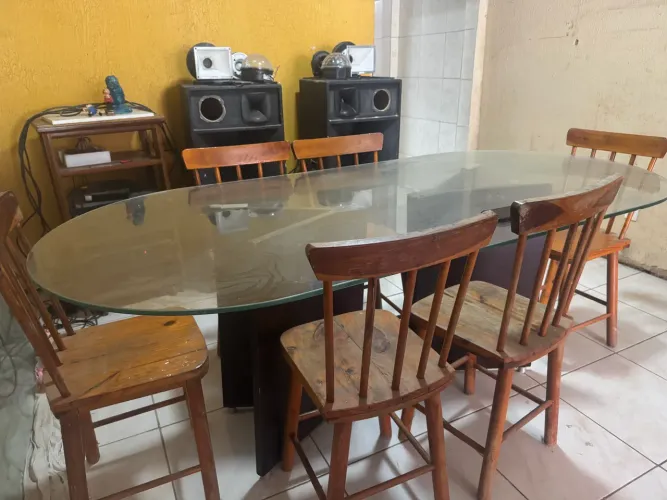 Mesa de 8 lugares com 6 cadeiras de madeira.