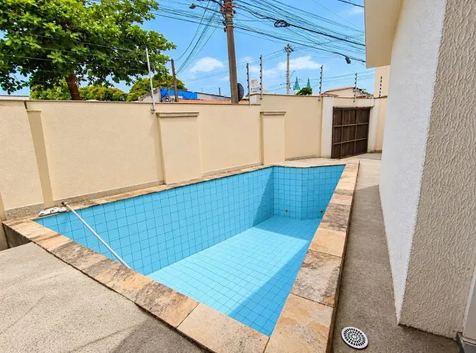 Casa Térrea com Piscina Centro - Jacareí - 3 Dormitórios - 149m².