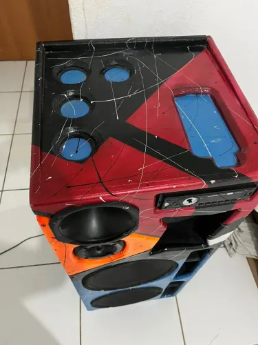 Caixa de som em perfeito estado e tocando muito