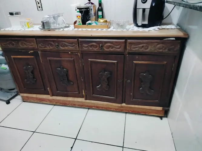 Vendo um Aparador de Sucupira. Com 4 portas e 4 gavetas