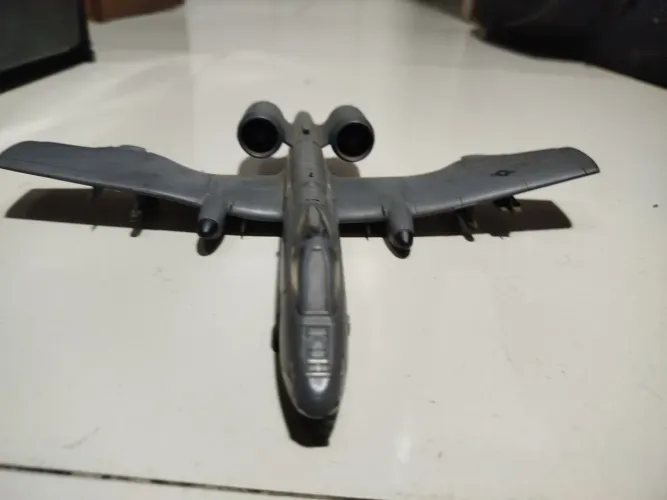 Miniatura thunderbolt A10 no Estado que foi atingido no filme exterminador do futuro 
