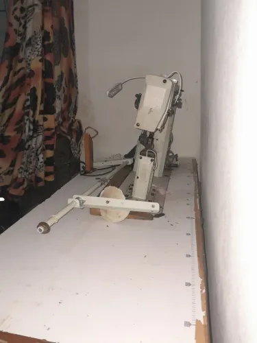 Vende-se máquina de pesponto convencional uma agulha.