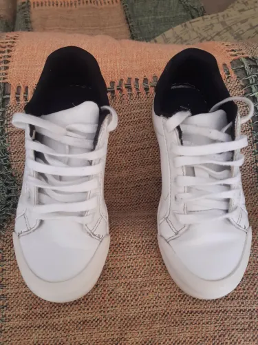 Tênis tamanho 32 - 3 pares por R$150,00 ou R$60,00 cada.