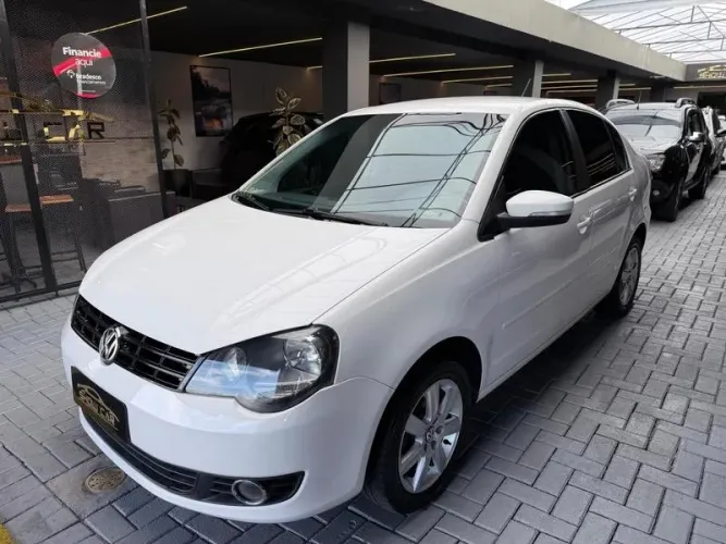 Volkswagen Polo Sedan I Motion 1.6 Total Flex 4P 2013