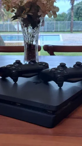 PS4 Slim 500GB + 2 Controles + Jogos