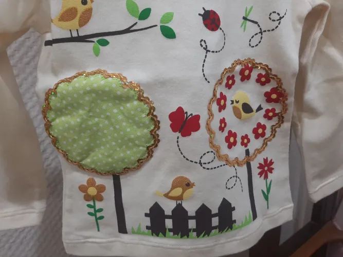Blusinha mangas compridas. Tamanho 1. Bordados e aplicações em paetés.