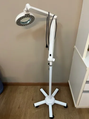 Lupa em pedestal com luzes 
