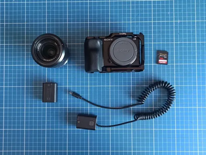 CÂMERA SONY ZV-E10 + Alguns Acessórios