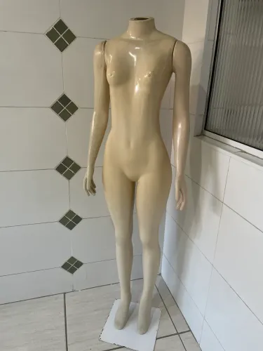 Manequim feminino com suporte