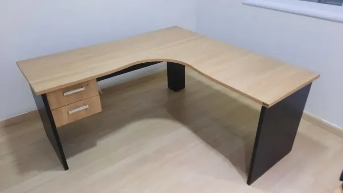 Excelente mesa para escritório com 2 gavetas e chave medindo 1,60 x 1,60, 0,59 