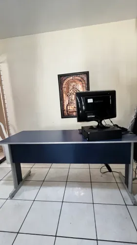 Mesa de escritório com 3 cadeiras (retirar no local)