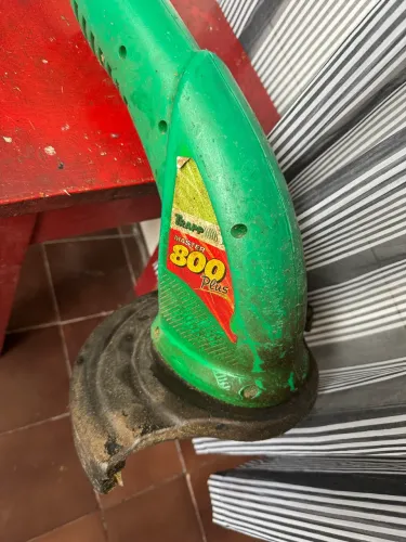 Vendo máquina de aparar grama
