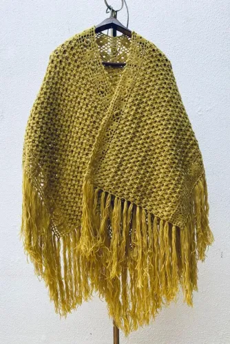 Xale Vintage de Crochê Amarelo com Franjas Longas