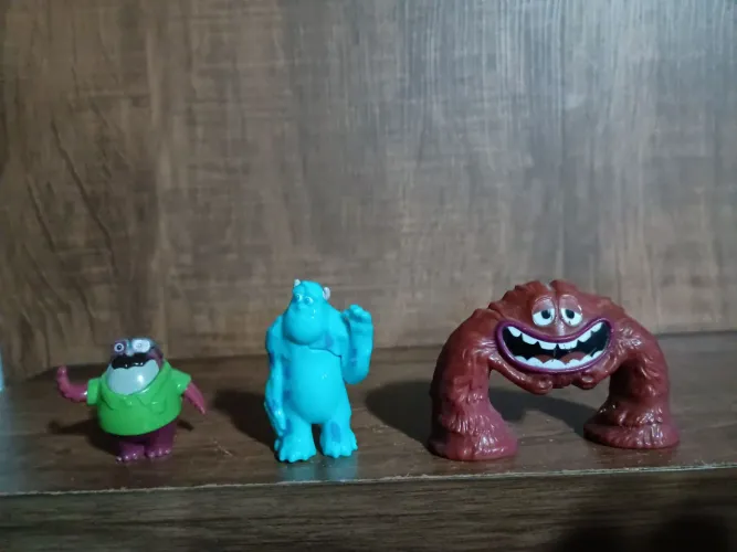 3 bonecos miniaturas monstros S.A usados na condição