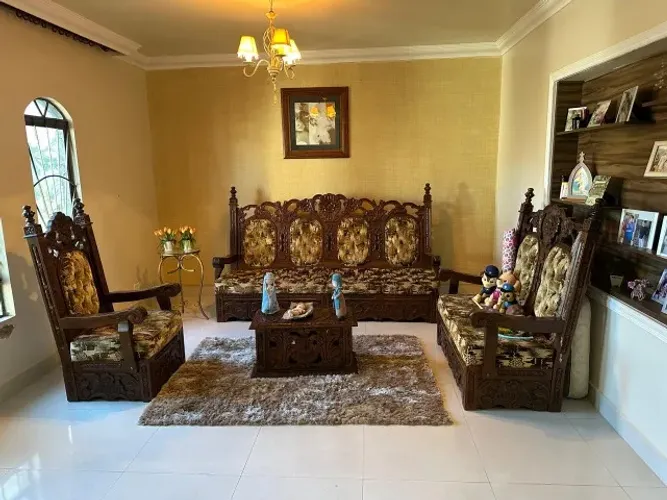 Conjunto de sala colonial em madeira maciça entalhada. 1Sofá+2 Poltronas + 1mesa