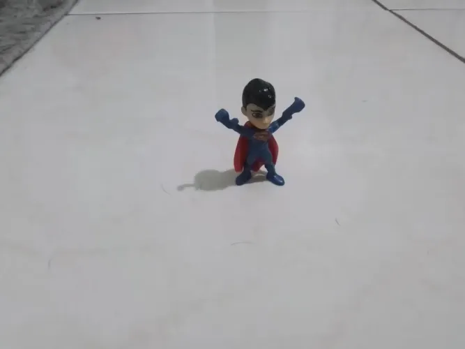 Um boneco pequeno de super herói pequeno de en feite